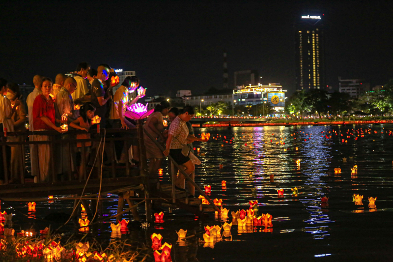 Thả đèn hoa đăng trên sông Hương