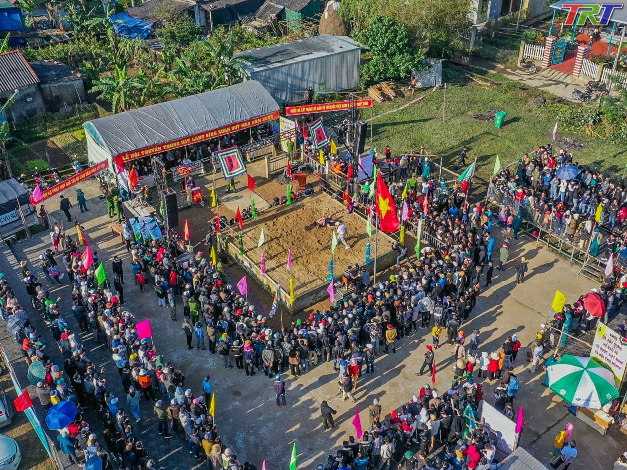 Hội vật làng Sình là một lễ hội Tết ở Huế