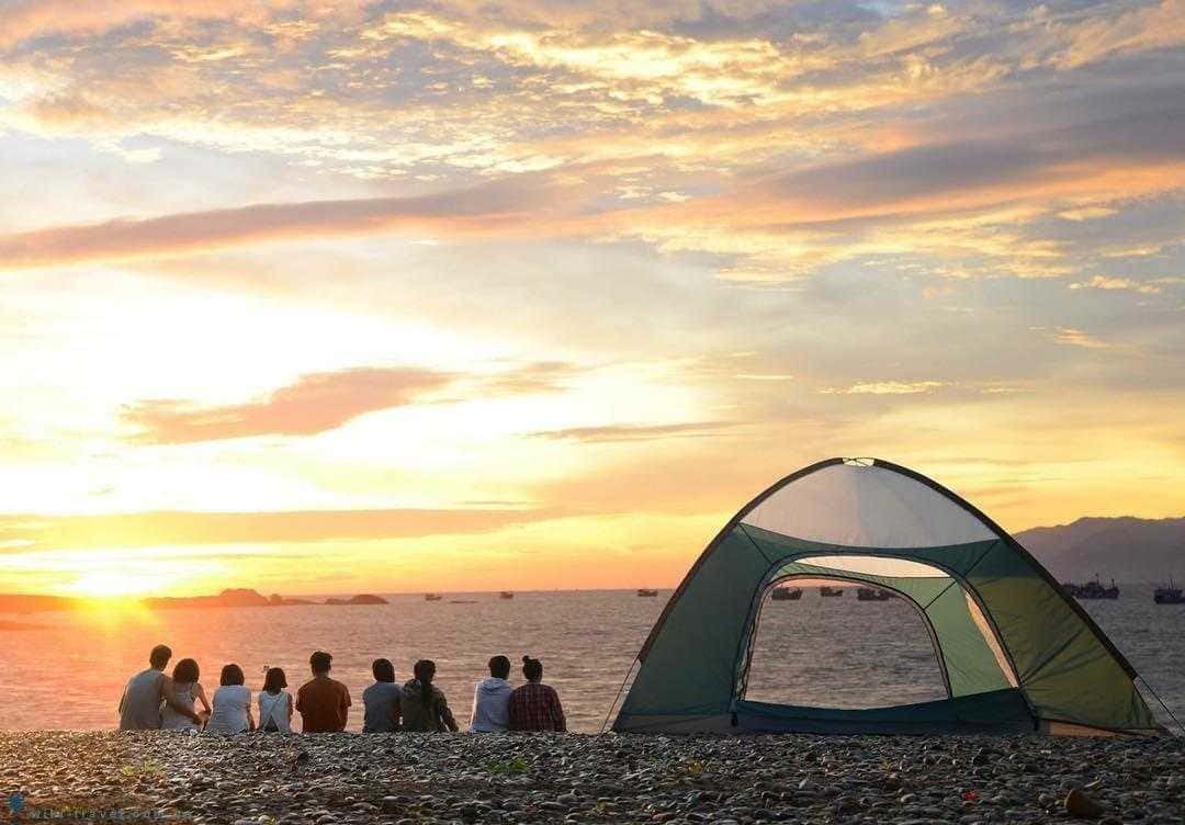 Cắm trại trên bờ biển Dốc Lết