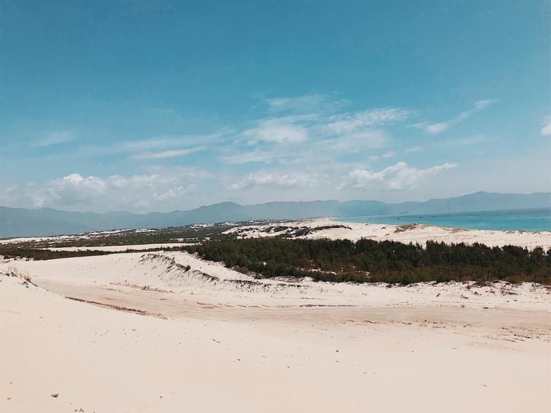 Đầm Môn Thượng với cồn cát trắng mênh mông và đồi cát cao