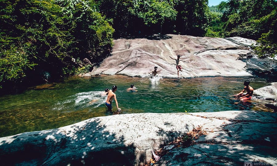 Trải nghiệm tắm suối thư giãn tại dưới chân thác Khe Lim