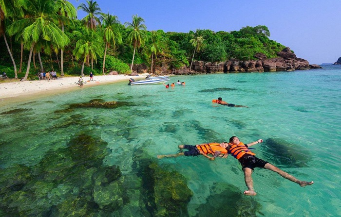 Trải nghiệm việc tắm biển tại hòn Dừa Phú Quốc