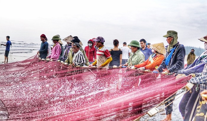 kéo lưới bằng cơm của ngư dân tại biển Xuân Hải