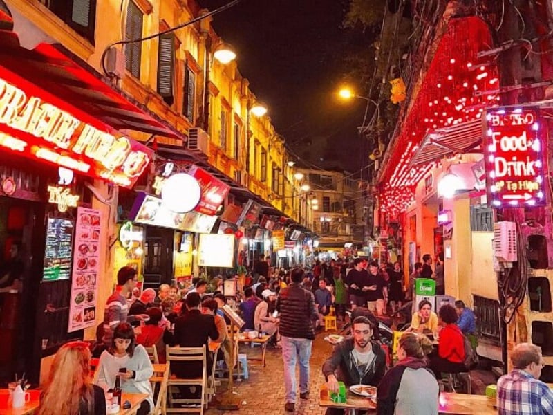 Các khu phố ẩm thực - Nơi sống động nhất để chơi Noel ở Hà Nội