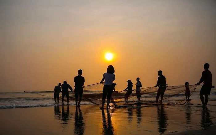Ngắm bình minh, trải nghiệm cuộc sống ngư dân tại biển Xuân Thành