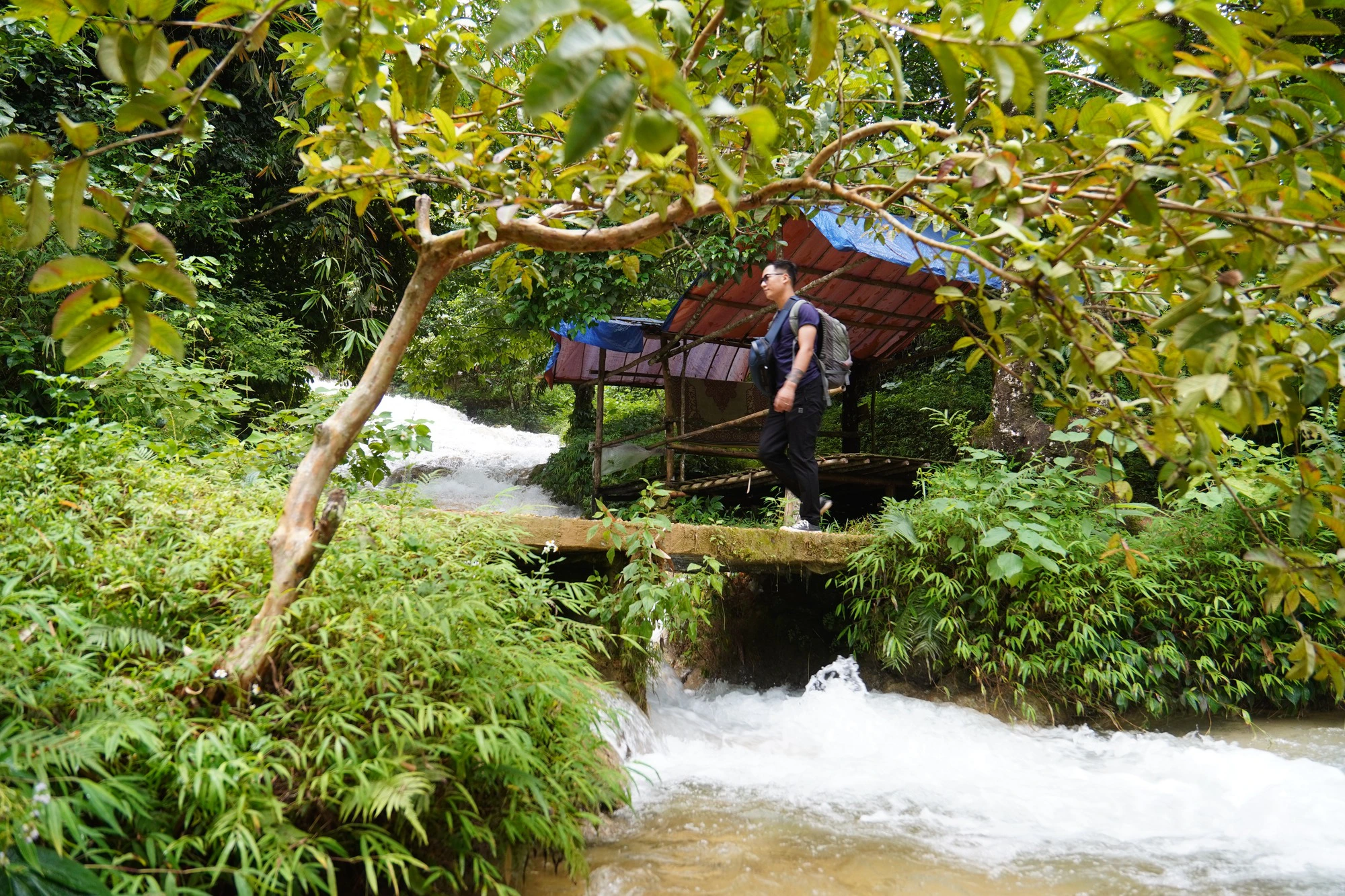 Sảng khoái với hoạt động vui chơi và tắm mát tại thác Hiêu