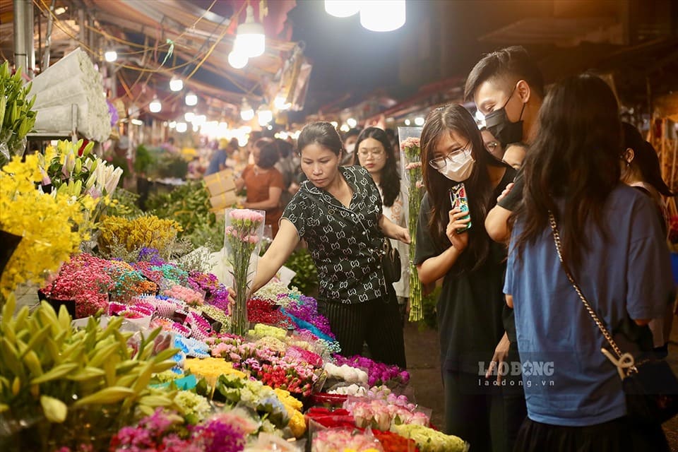 Khung cảnh chợ hoa tấp nập